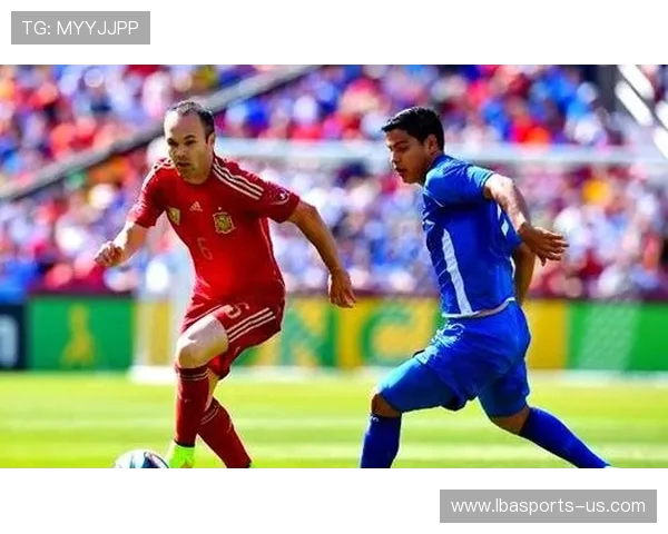 世界杯赛场攻防激烈，进攻战术与球星闪耀对决